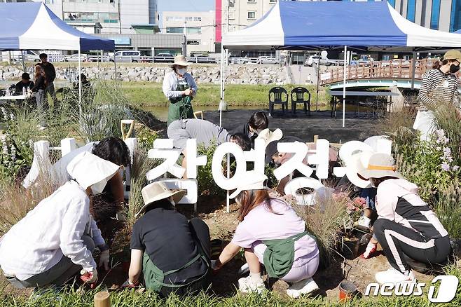경안천에서 용인 시민들이 '시민 참여 어울림 정원'을 조성하고 있는 모습.(용인시 제공)