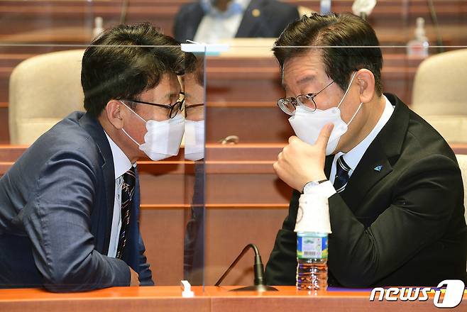 이재명 더불어민주당 대표(오른쪽)와 진성준 원내수석부대표가 22일 오후 서울 여의도 국회에서 열린 의원총회에서 대화를 하고 있다. (공동취재)/뉴스1 ⓒ News1 이재명 기자