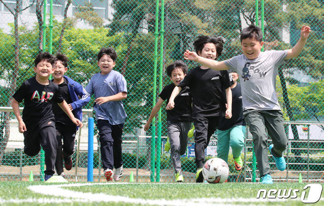 대전 서구의 한 초등학교 운동장에서 학생들이 마스크를 벗고 축구를 즐기고 있다. ⓒNews1 김기태 기자