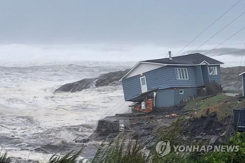 24일(현지시간) 허리케인 피오나가 캐나다 동부 해안을 강타했다. 사진은  뉴펀들랜드주 포트 오 바스크 해안의 주택이 위태롭게 서 있는 모습. 사진=연합뉴스