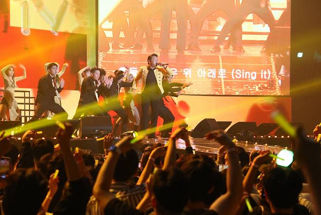 가수 싸이가  지난 23일 서울 올림픽공원 체조경기장(KSPO DOME)에서 열린 ‘2022 Liiv(리브) 콘서트’에서 공연을 하고 있다.국민은행 제공