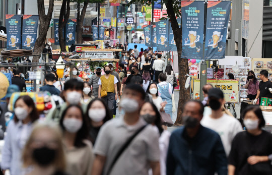 정부가 실외마스크 의무의 완전 해제를 검토 중인 것으로 알려진 가운데 20일 오후 서울 명동거리에서 마스크를 쓴 시민 및 관광객들이 걸어가고 있다. 연합뉴스