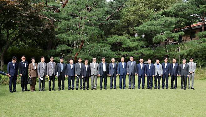 국민의힘과 정부, 대통령실 관계자들이 25일 서울 종로구 삼청동 총리공관에서 열린 고위 당정 협의회에 앞서 기념 촬영하고 있다. 이날 열린 고위 당정협의회에는 여당에서는 정진석 비상대책위원장과 주호영 원내대표, 성일종 정책위의장, 김석기 사무총장 등 국민의힘 신임 지도부가 참석했으며 정부에서는 한덕수 국무총리와 추경호 부총리 겸 기획재정부 장관, 법무·농림·고용부 장관 등이 참석했으며 대통령실에서는 김대기 비서실장과 이진복 정무수석, 국정기획·홍보·경제·사회수석 등이 참석했다.