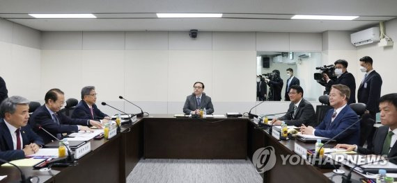 용산 벙커에서 열린 첫 NSC 회의. 지난 5월 19일 용산 대통령실 청사 지하의 새 국가위기관리센터에서 국가안전보장회의(NSC) 상임위원회 회의가 열리고 있다. 왼쪽부터 이종섭 국방부 장관, 권영세 통일부 장관, 박진 외교부 장관, 김성한 국가안보실장, 김태효 국가안보실 제1차장, 신인호 국가안보실 2차장, 최상목 경제수석. 사진=연합뉴스