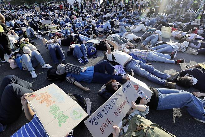 ‘기후재난, 이대로 살 수 없다’는 주제로 ‘9·24기후정의행진’ 행사가 열린 24일 오후 행진 참가자들이 서울 광화문 세종로 도로에 누워 다이-인(die-in) 시위를 하고 있다. 김명진 기자