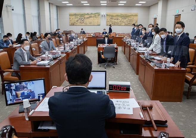 지난 23일 오전 서울 여의도 국회에서 열린 교육위원회 전체회의에서 국정감사 증인 등 출석요구의 건이 더불어민주당 의원들의 기립표결로 통과되고 있다. 공동취재사진