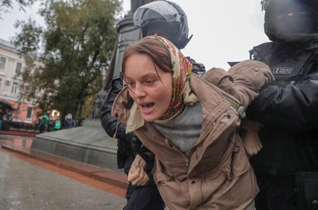 러시아 경찰이 24일(현지시간) 수도 모스크바에서 블라디미르 푸틴 대통령의 예비군 동원령에 반대하는 시위에 참가한 시민을 체포하고 있다. 모스크바=EPA 연합뉴스