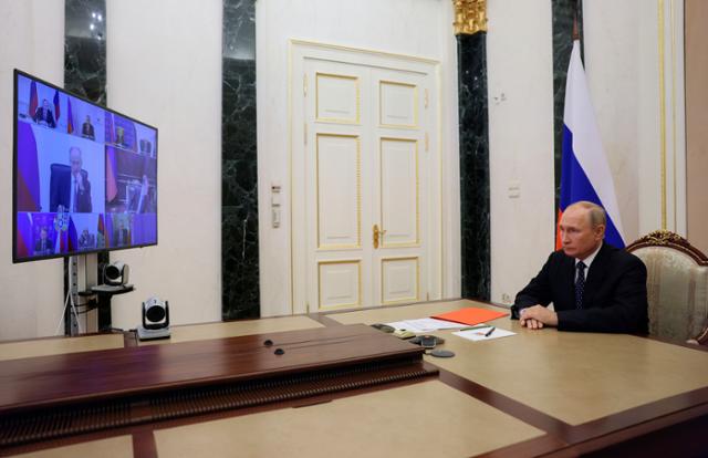 블라디미르 푸틴 러시아 대통령이 23일(현지시간) 모스크바에서 온라인으로 열린 국가안보회의에 참석하고 있다. 모스크바=AP 연합뉴스