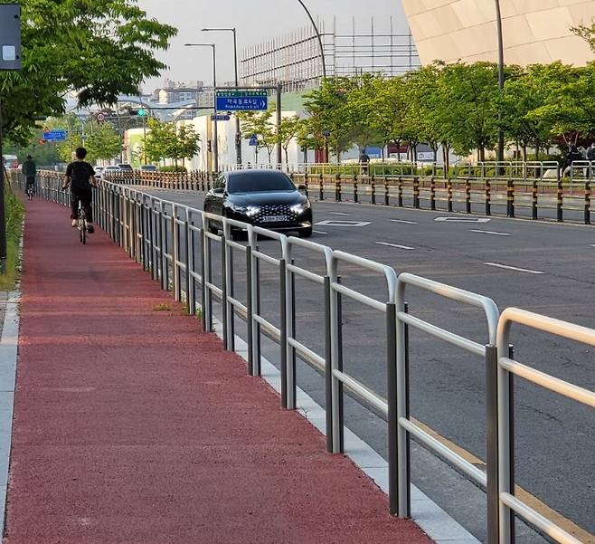차도, 인도와 안전하게 분리된 자전거 전용도로. 강갑생 기자