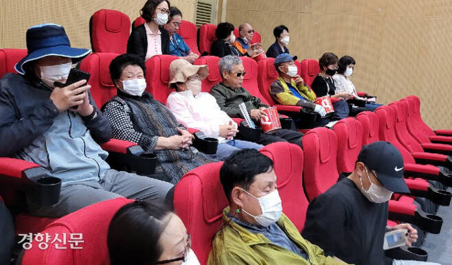 충북 보은지역 시청각장애인들이 지난 22일 시청각장애인용 영화를 감상하기 위해 보은영화관 상영관에 나란히 앉아 있다.