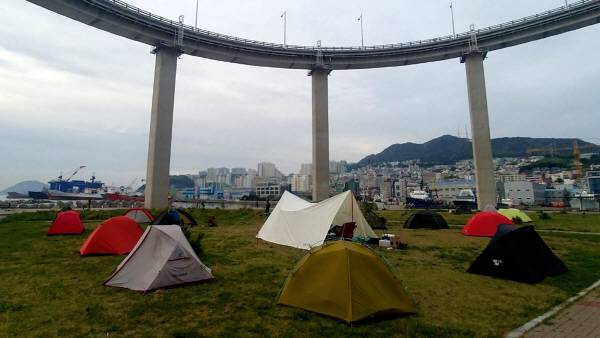 부산항대교 친수공간 내 불법 캠핑이 성행하며 쓰레기 투기로 인한 악취와 소음 등 민원이 급증했다. 국제신문DB