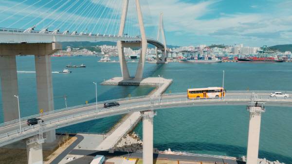 부산 영도구와 남구를 연결하는 부산항대교의 모습. 김태훈 PD