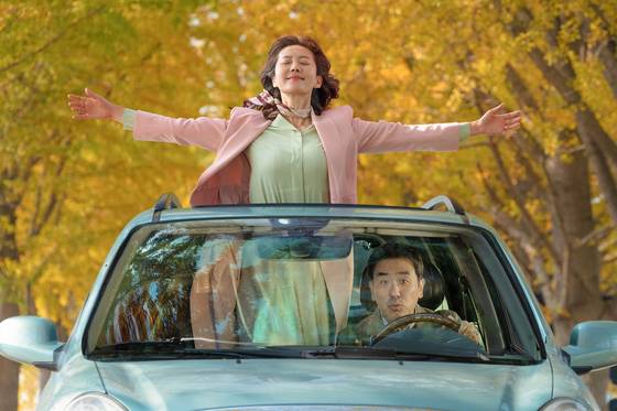Yum Jung-ah, left, and Ryu Seung-ryong during a scene in the upcoming musical movie ″Life is Beautiful″ [LOTTE ENTERTAINMENT]