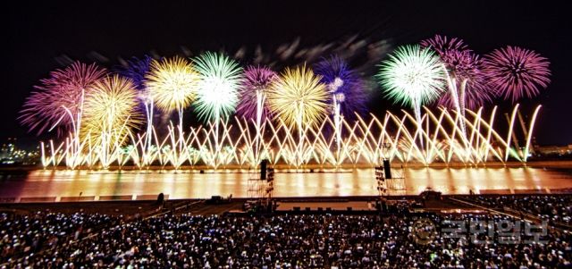 2019년 포항국제불빛축제의 메인 불꽃쇼 모습. 포항시 제공