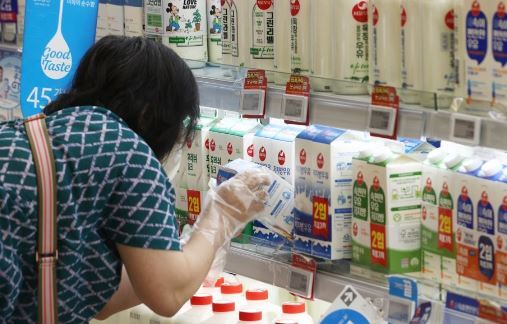 서울시 한 대형마트에서 시민이 우유를 구매하고 있다. / 사진=연합뉴스