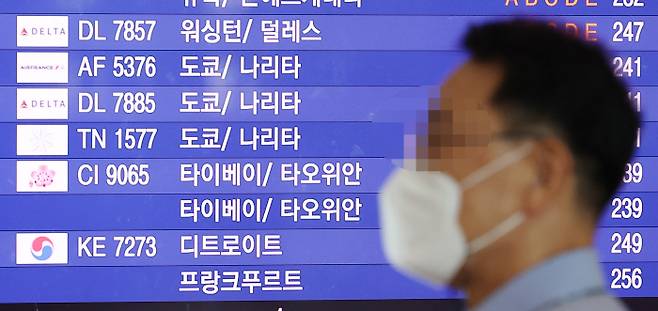 일본 정부가 다음 달을 목표로 외국인 관광객의 비자 면제 및 개인 여행을 허용하는 방향으로 코로나19 입국 규제를 완화할 것으로 예상되는 가운데 20일 오전 인천국제공항 제2터미널 출국장 스크린에 일본행 여객기 정보가 띄워져 있다. [사진 제공 = 연합뉴스]