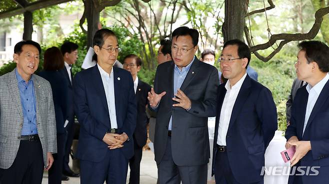 [서울=뉴시스] 김선웅 기자 = 한덕수 국무총리가 25일 오전 서울 종로구 국무총리 공관에서 열린 제4차 고위당정협의회에서 국민의힘 지도부와 대화를 나누고 있다. 왼쪽부터 김석기 사무총장, 한 국무총리, 정진석 비상대책위원장, 주호영 원내대표, 성일종 정책위의장. (공동취재사진) 2022.09.25. photo@newsis.com