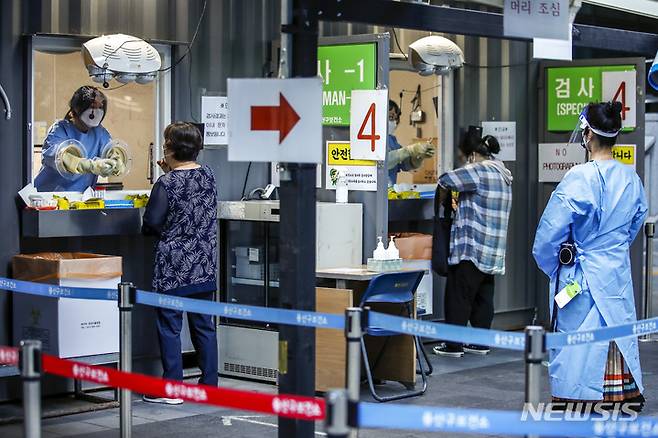 [서울=뉴시스] 지난 21일 오전 서울 용산구보건소 선별진료소를 찾은 시민이 코로나19 검사를 받고 있다. 2022.09.21. jhope@newsis.com