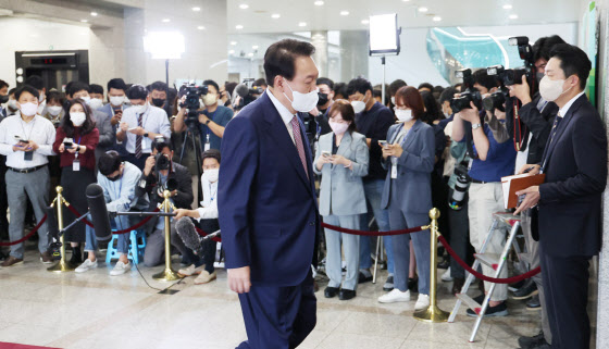 영국ㆍ미국ㆍ캐나다 순방을 마치고 귀국한 윤석열 대통령이 26일 오전 서울 용산 대통령실 청사로 출근, 기자들과 질의응답을 마친 뒤 집무실로 향하고 있다.(사진=연합뉴스)