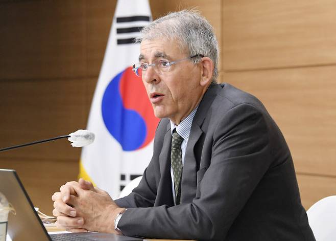 빈센트 코엔 OECD 경제검토국 부국장이 지난 19일 정부세종청사에서 열린 ‘OECD 2022년 한국경제보고서 브리핑’에서 주요 내용을 발표하고 있다. (사진=기재부)