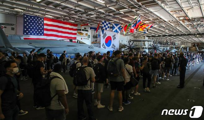 23일 오전 부산 남구 해군작전사령부에 '미해군의 핵추진 항공모함 로널드 레이건함(CVN-76)'이 정박한 가운데 승조원들이 하선을 기다리고 있다. 2022.9.23/뉴스1 ⓒ News1 김영훈 기자