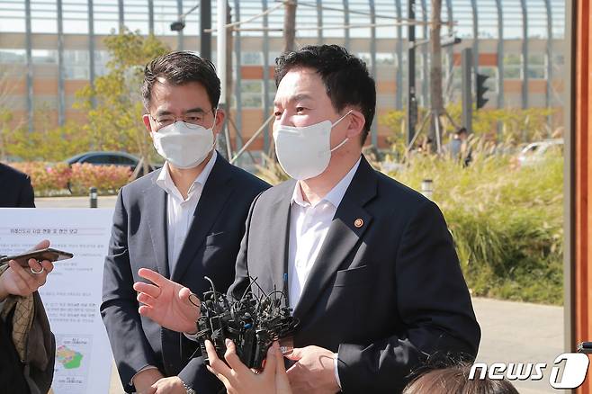 원희룡 국토교통부 장관이 26일 서울 송파구 위례신도시에서 벌떼 입찰 관련 현장점검을 진행하고 취재진의 질문에 답하고 있다. (국토교통부 제공)