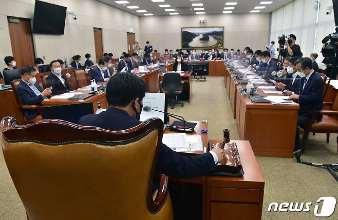 소병훈 국회 농림축산식품해양수산위원장이 20일 서울 여의도 국회에서 열린 농림축산식품해양수산위원회 전체회의에서 의사봉을 두드리고 있다. (공동취재) 2022.9.20/뉴스1 ⓒ News1 유승관 기자