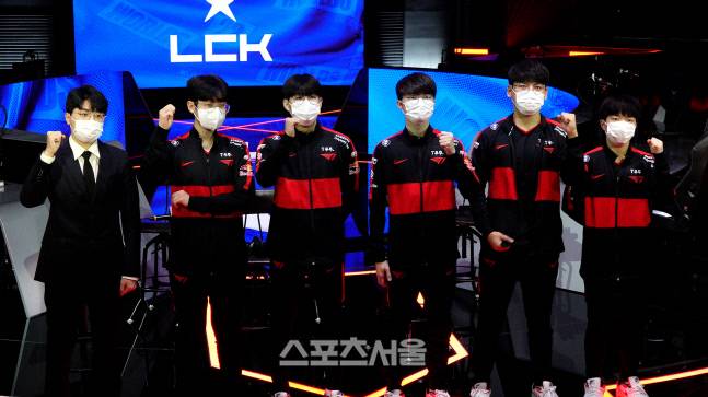 T1선수단이 지난 22일 서울 종로구에 위치한 롤 파크에서 열린 공식 기자회견을 마친 후 기념촬영을 하고 있다. &nbsp;종로=박경호 기자 park5544@sportsseoul.com