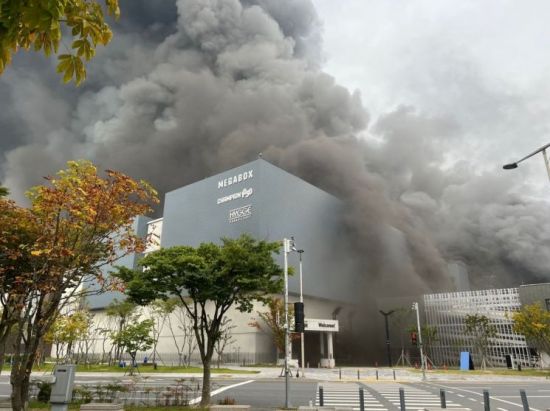 26일 오전 대전 유성구 용산동 소재 현대프리미엄 아웃렛 건물이 지하에서부터 올라온 시커먼 연기에 휩싸였다. 대전시 제공