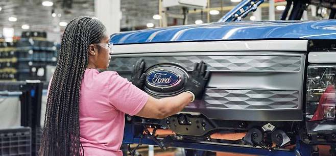 미국 미시간주에 있는 포드 ‘루즈 전기차 센터’에서 직원이 포드의 첫 전기 픽업트럭 ‘F150 라이트닝’을 조립하고 있다. 포드는 올 3분기 공급망 비용이 1조원대로 뛰었다고 밝힌 뒤 주가가 급락했다. /포드