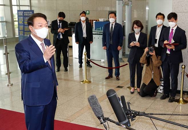 윤석열 대통령이 26일 오전 용산 대통령실에서 기자들과 출근길 문답(도어스테핑)을 하고 있다. /뉴스1