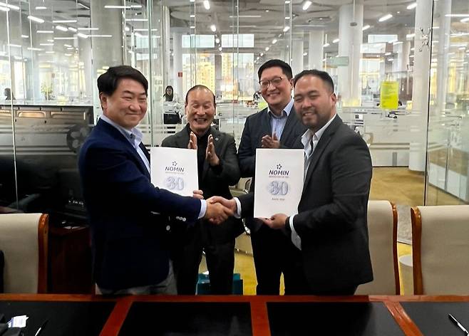 왼쪽부터 곽태수 형지에스콰이아 상무, 최병오 형지그룹 회장, 나반 노민그룹 CEO, 헝커르 노민그룹 부사장. /패션그룹형지