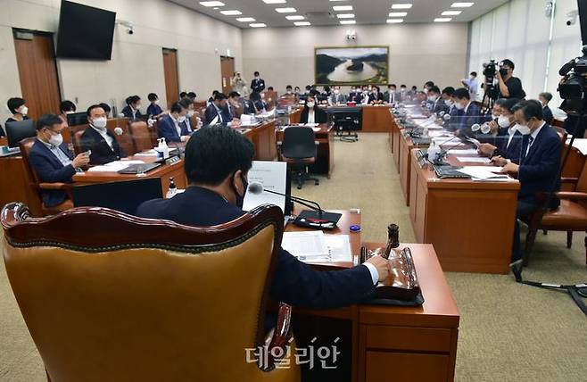 소병훈 국회 농해수위 위원장이 20일 국회에서 열린 농림축산식품해양수산위원회 전체회의에서 의사봉을 두드리고 있다. (공동취재사진) ⓒ데일리안 박항구 기자