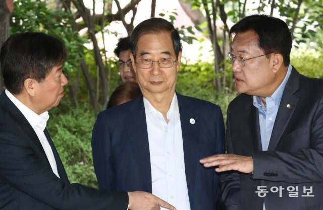 한덕수 국무총리가 김대기 대통령 비서실장(왼쪽), 국민의힘 정진석 비상대책위원장과 25일 서울 종로구 총리공관에서 열린 고위당정협의회에서 대화하고 있다. 김재명 기자 base@donga.com