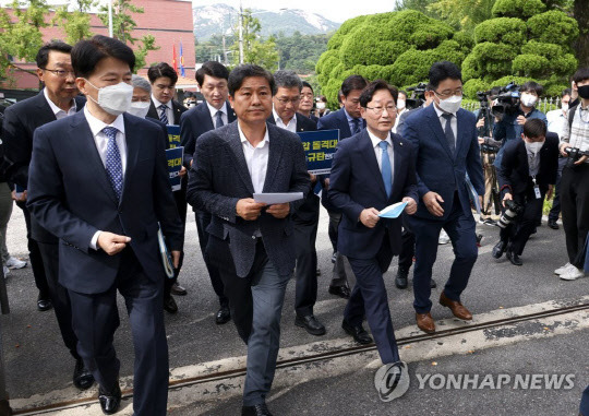 더불어민주당 윤석열정권정치탄압대책위원회 박범계 위원장과 소속 국회의원들이 26일 오전 전정부 대한 표적감사 중단과 감사원장 면담을 촉구하며 서울 종로구 삼청동 감사원으로 들어가고 있다.<연합뉴스>