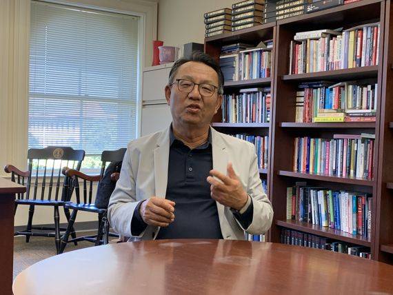 신기욱 스탠퍼드대학교 아시아태평양연구소 연구소장이 미국 캘리포니아주 스탠퍼드대학교 아시아태평양연구소에서 실리콘밸리만의 특성에 대해 얘기하고 있다. /사진=홍창기 특파원