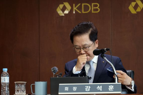 KDB산업은행 강석훈 회장이 대우조선해양을 한화그룹에 매각하는 것에 관해 26일 오후 서울 영등포구 KDB산업은행 본점에서 기자간담회를 가지기에 앞서 마스크를 벗고 있다. 사진=서동일 기자