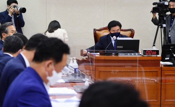 소병훈 국회 농해수위 위원장이 20일 국회에서 열린 농림축산식품해양수산위원회 전체회의에서 의사봉을 두드리고 있다. 2022.9.20 [국회사진기자단]