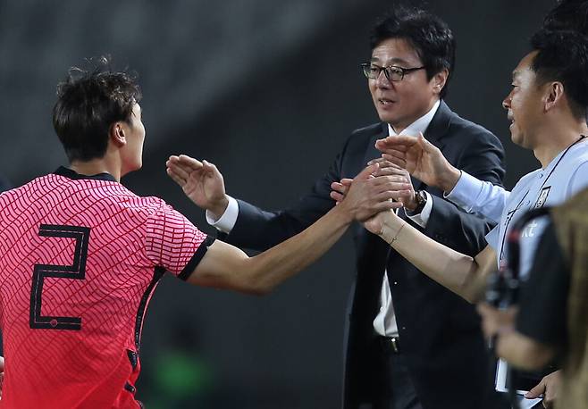 대한민국 올림픽 축구대표팀과 우즈베키스탄의 친선경기가 열린 26일 저녁 경기 화성종합경기타운 주경기장에서 황선홍 감독이 후반 동점골을 넣은 조현택을 격려하고 있다. 김혜윤 기자 unique@hani.co.kr