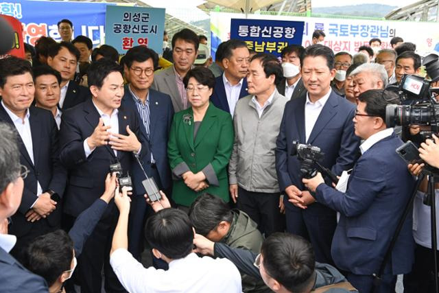 원희룡 국토교통부 장관이 26일 경북 구미상공회의소에서 ‘하늘길로 열리는 새희망 구미시대’를 주제로 특강을 한 후 대구경북통합신공항 예정지를 찾아 지역 주민들에게 추진 일정 등을 설명했다. 추종호 기자