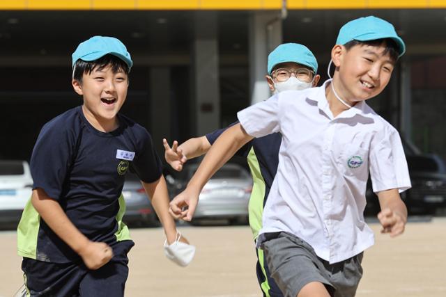 실외 마스크 착용 의무가 전면 해제된 26일 서울의 한 초등학교에서 어린이들이 마스크를 벗고 달리기를 하고 있다. 연합뉴스