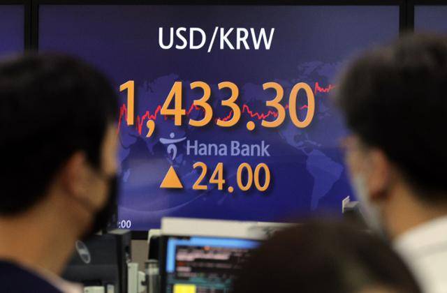 26일 오후 서울 중구 하나은행 딜링룸 전광판에 원·달러 환율이 장중 1,430원을 돌파하고 있다. 이날 원·달러 환율은 1,419.0원에 개장했다. 서울=연합뉴스