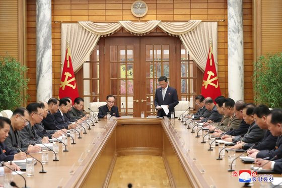 김덕훈 북한 내각 총리(당 정치국 상무위원)가 25일 평양 노동당 본부청사에서 열린 당 정치국 8기 10차 회의에서 발언하고 있다. [사진=조선중앙통신]