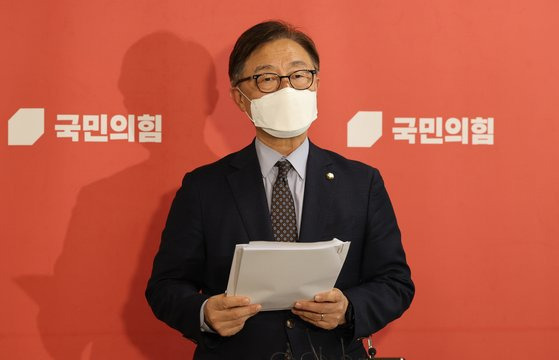 국민의힘 최재형 혁신위원장이 26일 국회에서 현신위원회 회의 결과를 발표하고 있다. 김경록 기자