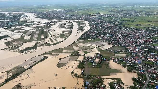 26일(현지시간) 필리핀 불라칸주 지역이 폭우로 일부가 침수돼 있다. EPA=연합뉴스