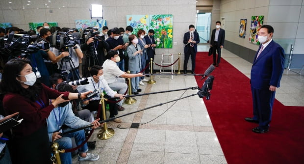 윤석열 대통령이 26일 오전 용산 대통령실에서 기자들과 출근길 문답(도어스테핑)을 하고 있다. 사진=뉴스1