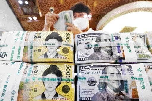 원달러 환율이 13년 6개월만에 장중 1400원을 돌파한 지난 22일 서울 을지로 하나은행 위변조대응센터에서 직원이 원화와 달러화를 정리하고 있다./ 뉴스1