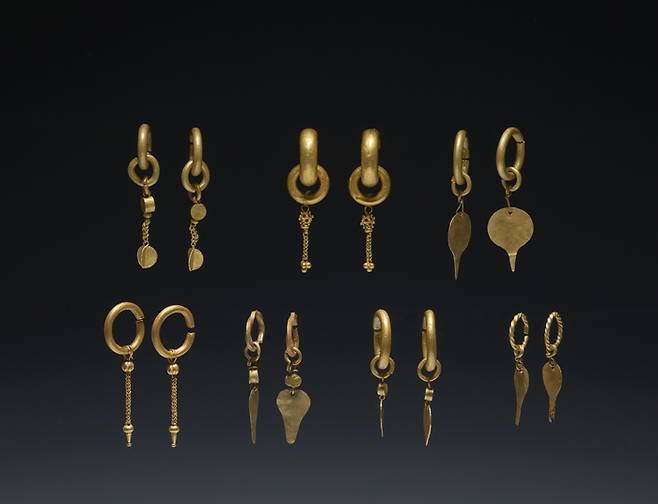 백제시대의 다양한 금귀걸이들. 국립공주박물관 제공