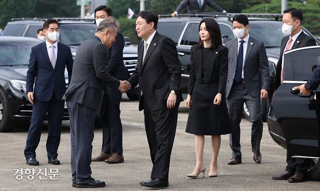 윤석열 대통령과 김건희 여사가 9월 18일 오전 미국 뉴욕에서 열리는 제77차 유엔총회에 참석하기 위해 경기도 성남 서울공항에서 공군 1호기에 탑승하기 전 환송나온 이상민 행안부 장관과 인사하고 있다. | 대통령실 사진기자단