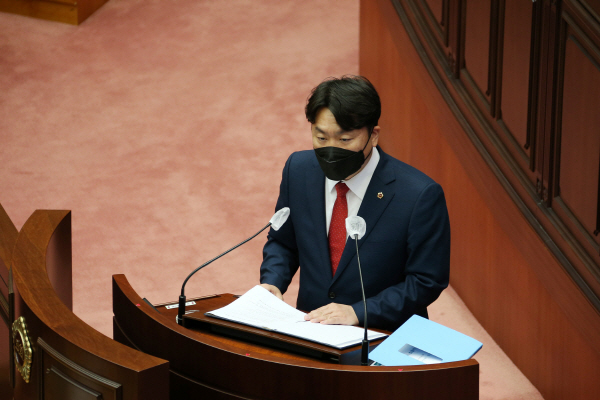 부산시의회 양준모 의원이 26일 본회의장에서 시정질문을 벌이고 있다. 부산시의회 제공